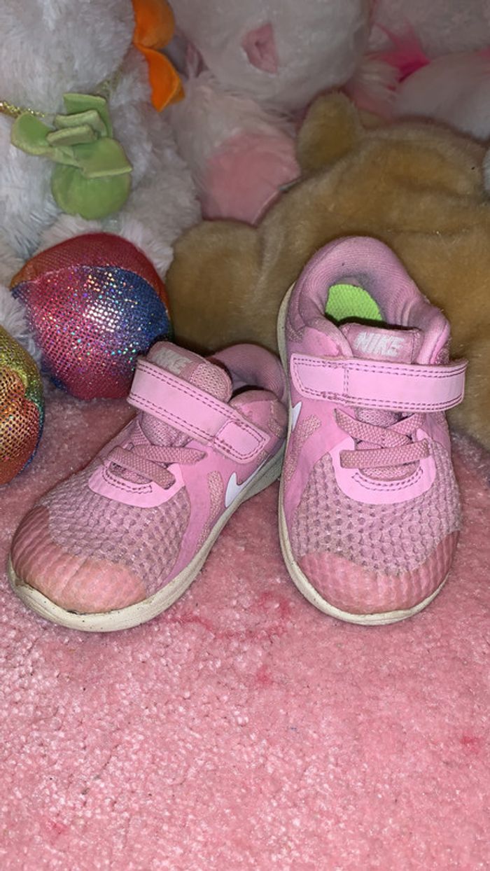 Basket Nike rose taille 22 - photo numéro 4