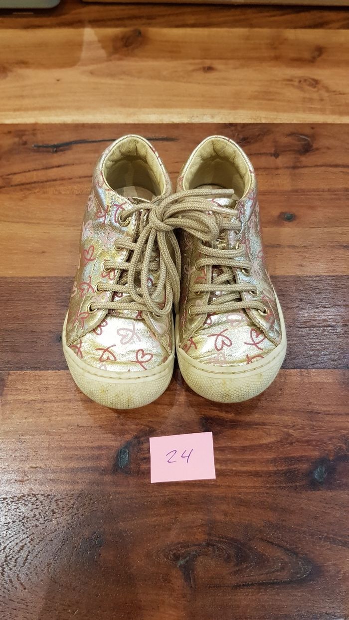 Chaussures enfant 15€.