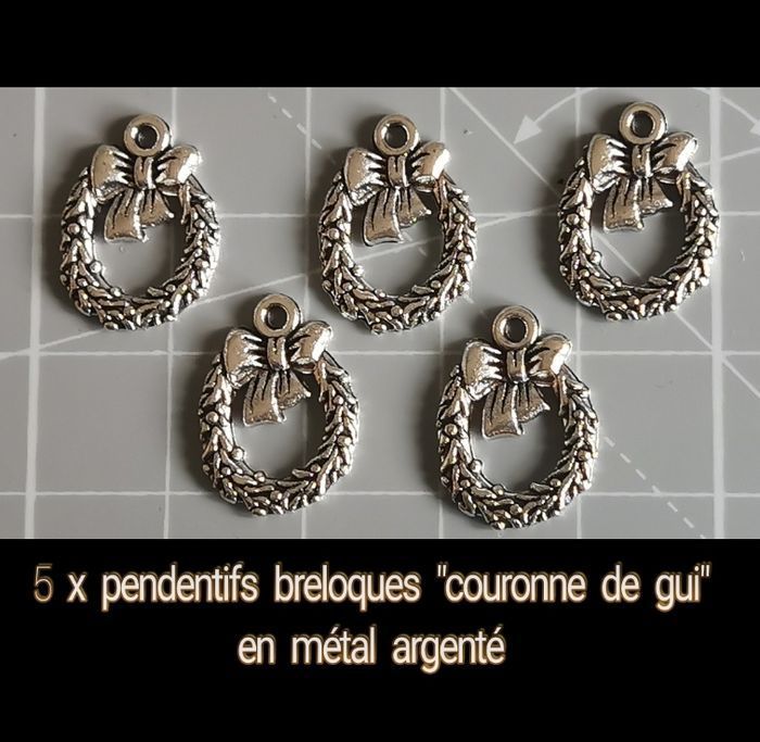 5 x pendentifs "couronne de gui"en métal argenté vieilli