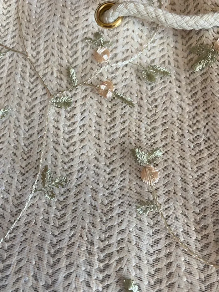 Sac de plage beige en paille avec fleurs brodées - photo numéro 2