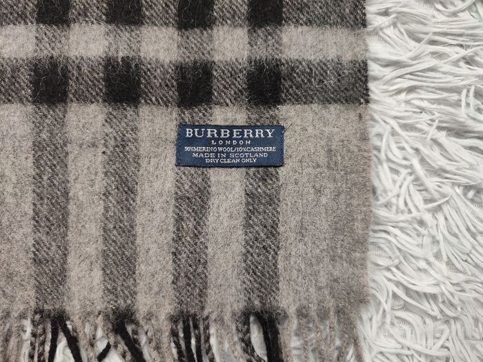Écharpe Burberry vintage excellent état 90% laine merino 10% cachemire - photo numéro 3