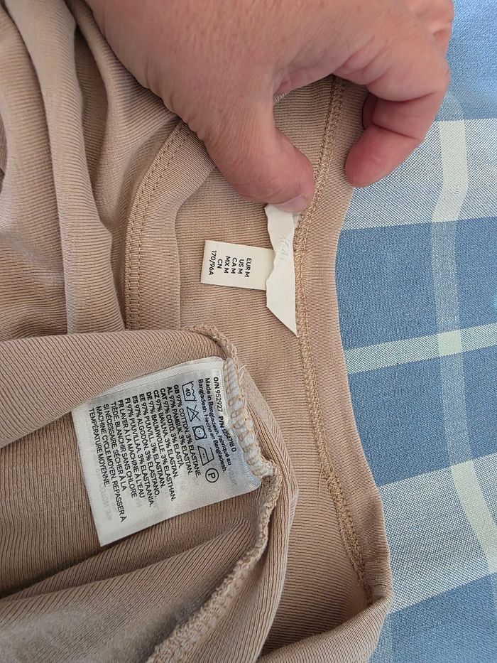 Tee-shirt,beige, en coton &elasthanne, en excellent état, largeur d'épaule 36cm, largeur sous bras 42cm, longueur 63cm, marque H&M =5€ - photo numéro 5