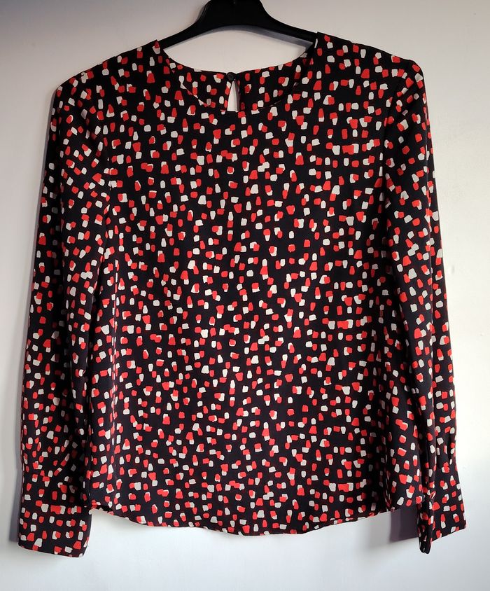 Blouse noire à motifs rouges et blancs