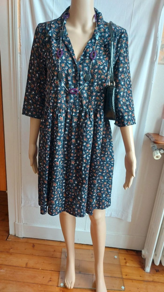 Robe marine- légère- col V- motif fleuri/ vintage love taille S/36
