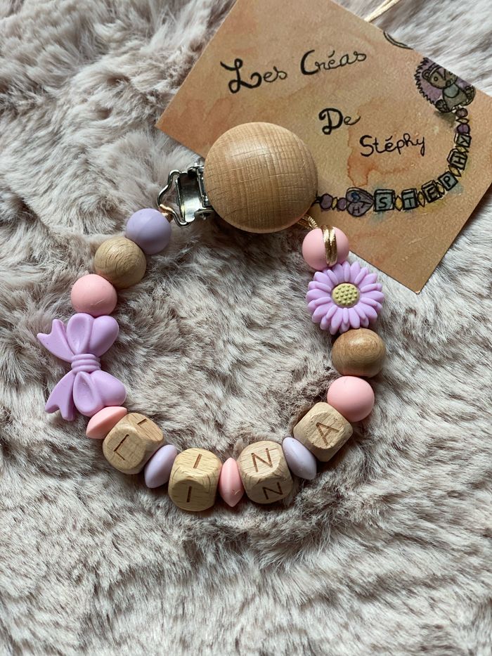 Attache tétine fleur