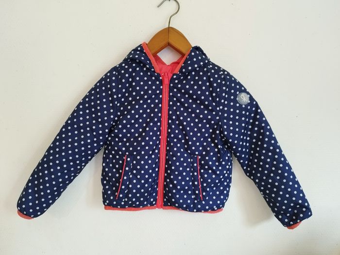 Blouson type coupe vent Okaïdi réversible bleu marine a pois/corail uni Taille 4 ans