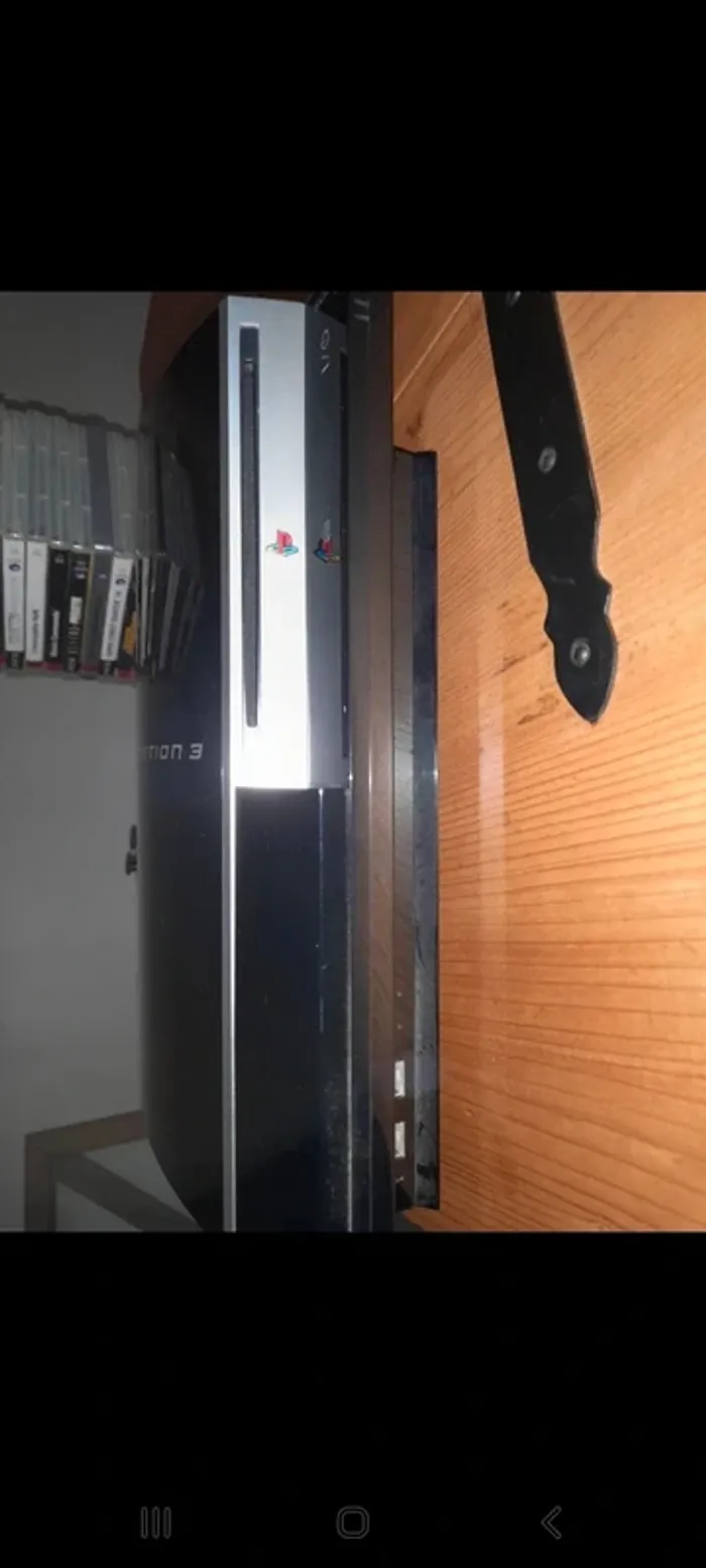 PlayStation 3 et ses 2 manettes - photo numéro 3