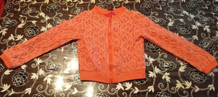 Jolie petite veste rose clair entièrement brodée