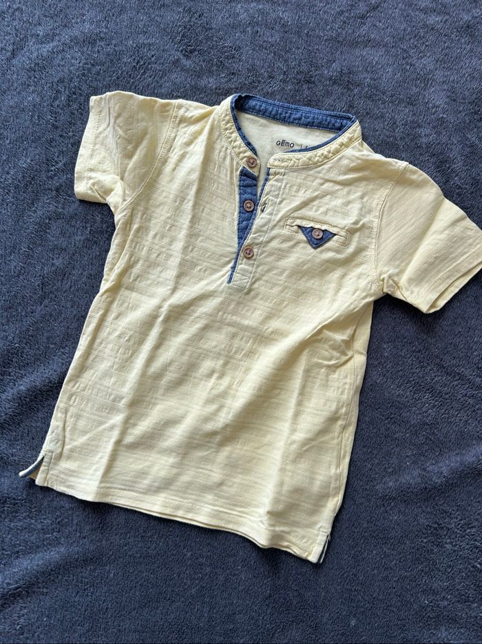 Haut jaune avec boutons
