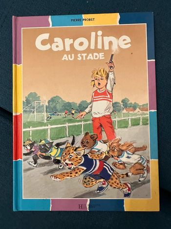 Livre vintage Caroline au Stade bords multicolores BD album course terrain sport Hachette