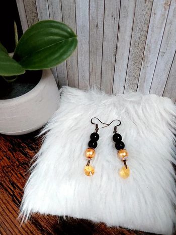 Magnifique paire de boucles d'oreilles pendantes en perles noires et jaunes