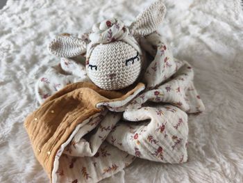 Doudou lapin beige au crochet avec tissu fleuri et gaz de coton camel