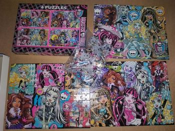 Lot de 4 puzzles Monster High
Clémentoni