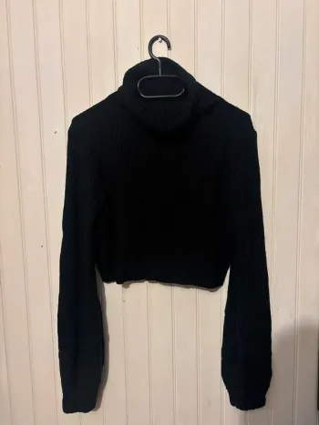 Pull court col roulé noir
