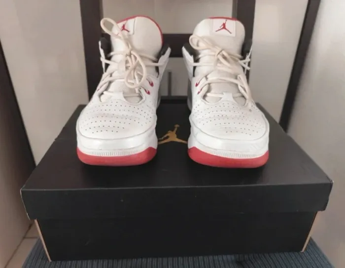 Jordan Max Aura 5 White Varsity Red T42 - photo numéro 3
