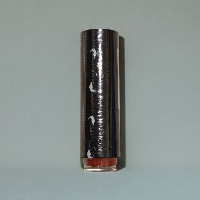 Rouge à lèvres rouge 56