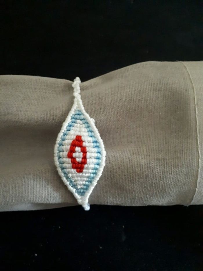 Bracelet en amande bleu, blanc et rouge