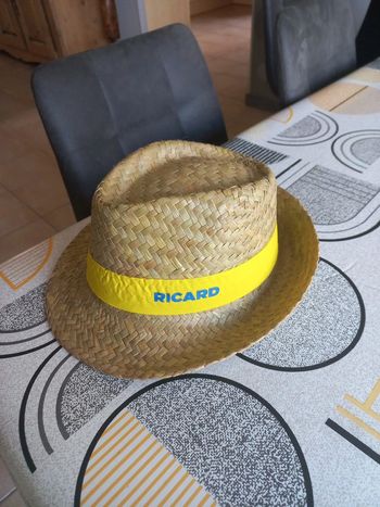 Un chapeau ricard