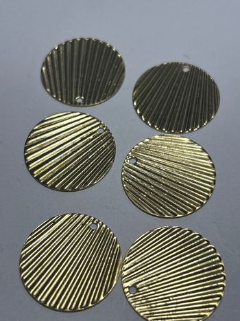 A806, 6 breloques dorées striées 20mm