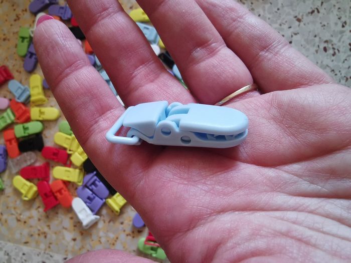 Lot de pinces en plastiques neuves - photo numéro 2