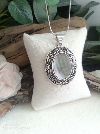Collier argenté pendentif en nacre naturelle