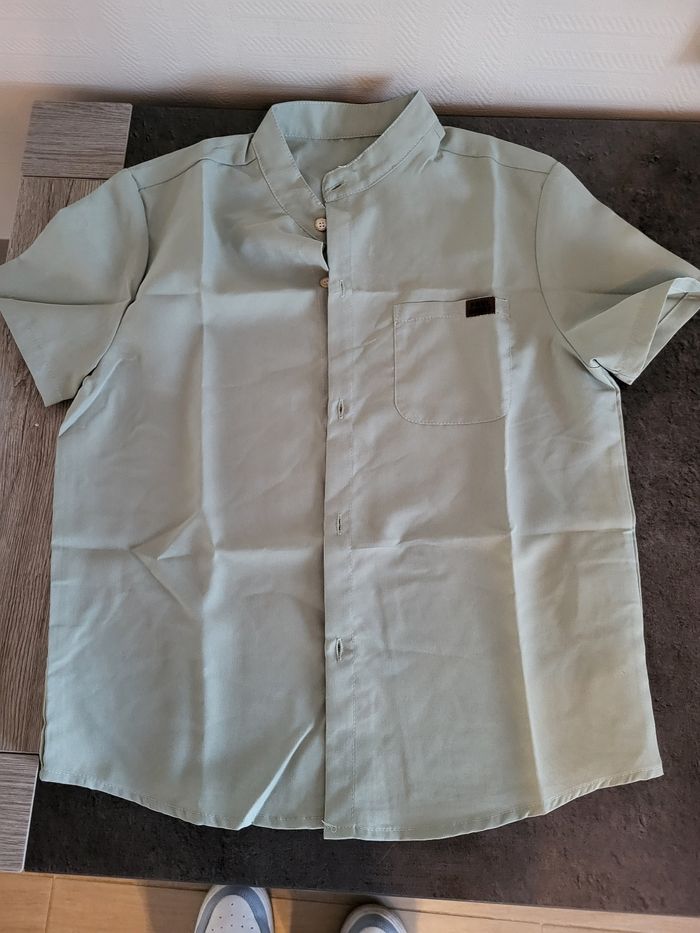 Jolie chemise vert sauge neuve
