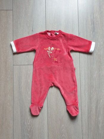 Pyjama en velour rouge. Garçon 1 mois. Marque Disney