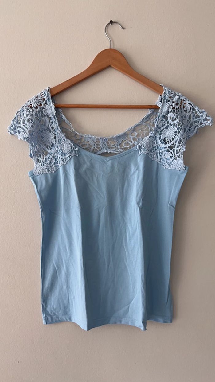 Très joli haut dentelle