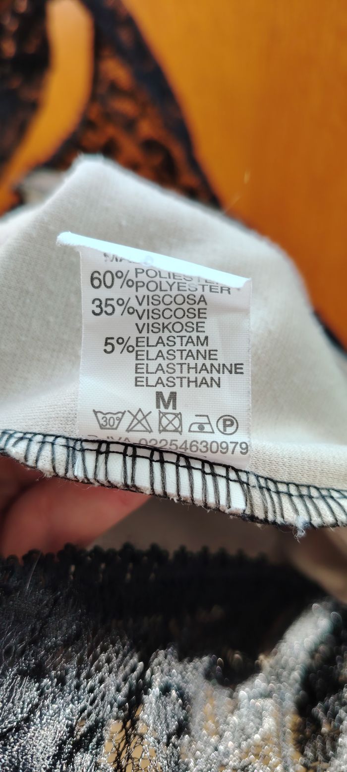 Robe élégante dentelle noire doublée beige – Taille M - photo numéro 3