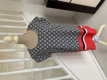 Robe BlanchePorte légère à motifs géométriques Noirs et Blancs et liseret Corail en bas