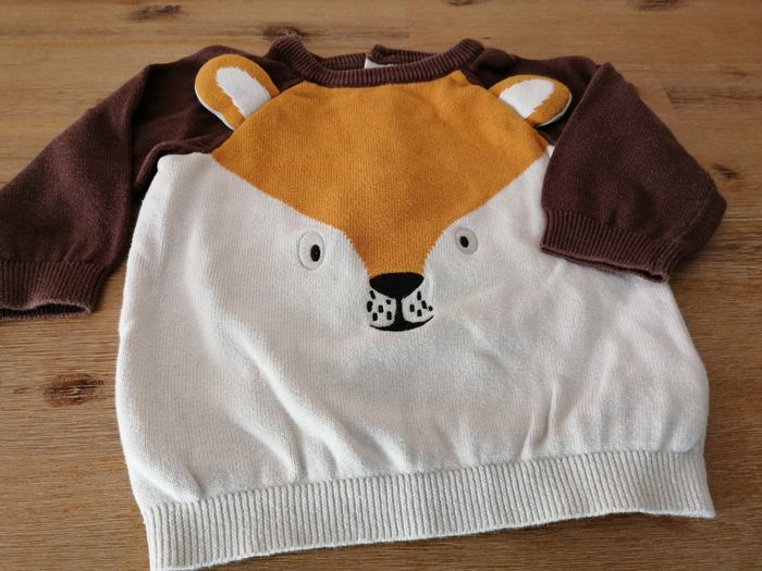 Pull avec boutons derriere