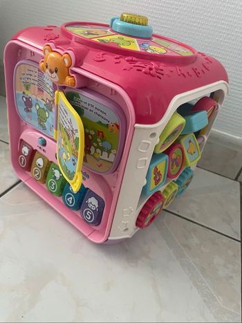Gros cube d’éveil interactif