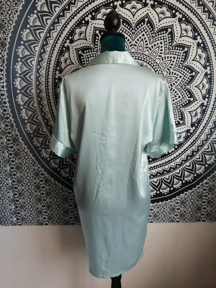 Chemise de nuit vert d'eau en satin avec boutons et poche en dentelle / sans marque / (T2-M) - photo numéro 5