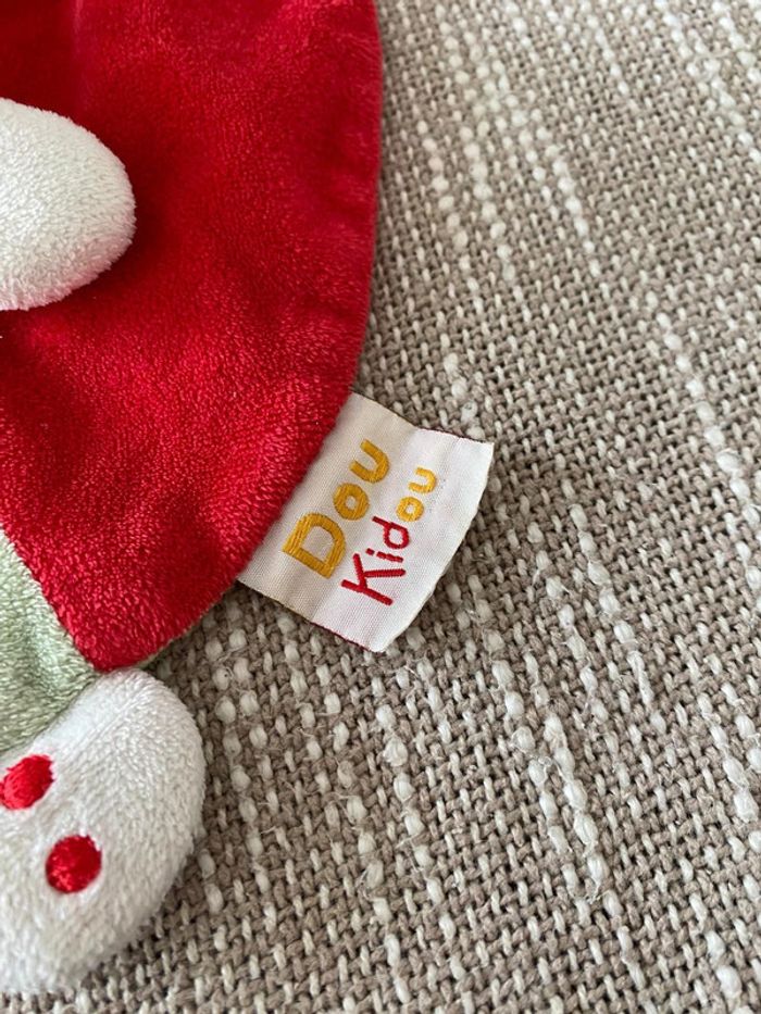 Peluche doudou plat 25cm doukidou poupée fille brune rouge et vert très bon état - photo numéro 4