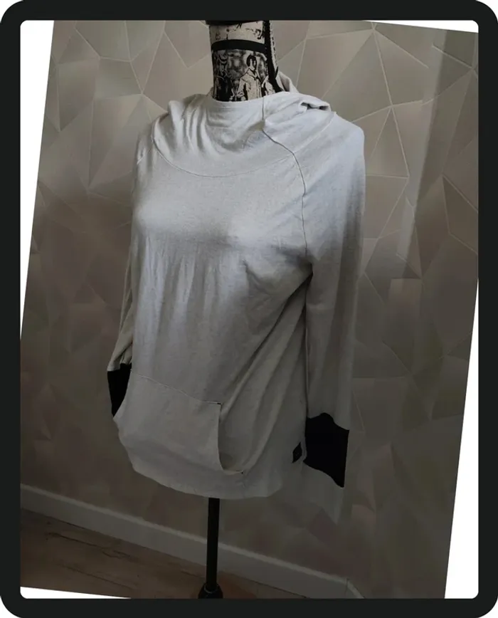 Haut a capuche - photo numéro 2