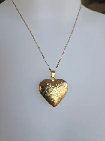 Collier fantaisie doré pendentif médaillon coeur légèrement gravé