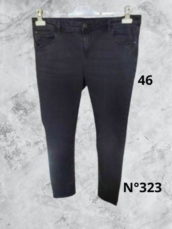 N°323 Jean noir T46. Tex. Taille basse, coupe droite.