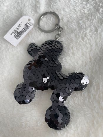 Porte clé chien en sequin argenté et noir 