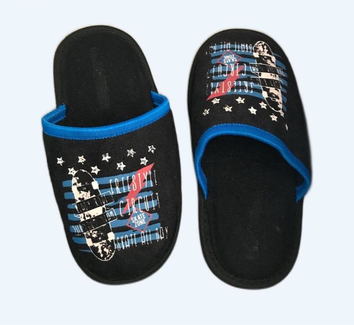 paire de pantoufles garçon noire et bleu pointure 33 inextenso passées en machine - photo numéro 2