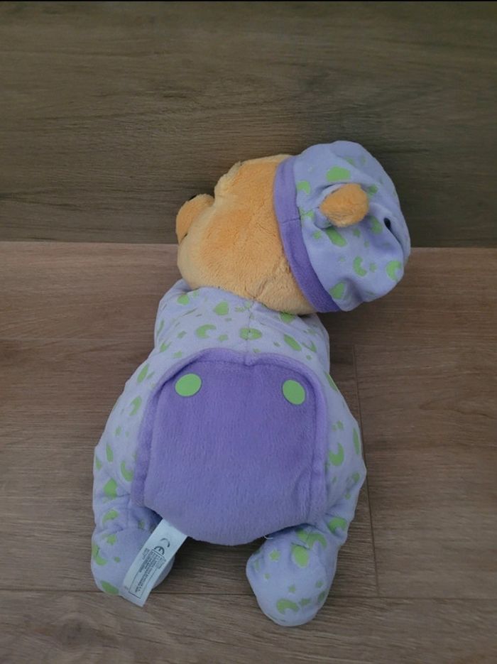Peluche Disney Winnie phosphorescent - photo numéro 2