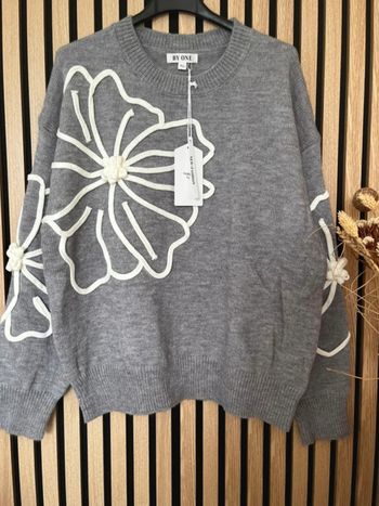 Pull gris à fleurs