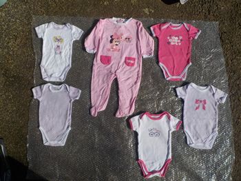 LOT FILLE 12 MOIS 1 PYJAMA ET 5 BODYS MANCHES COURTES