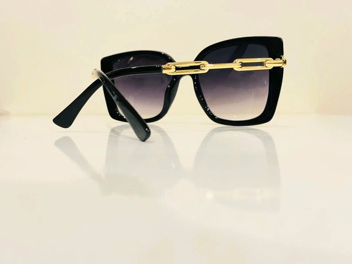 Lunette de soleil femme noire rectangulaire bras en chaîne dorée UV protection catégorie 3 - photo numéro 3