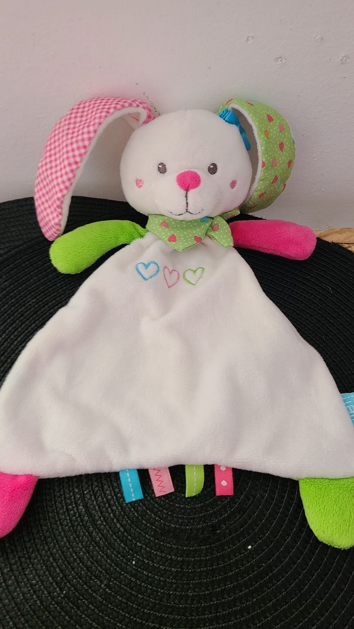 Doudou plat lapin LIEF ! blanc rose vert bleu coeur 28 cm - photo numéro 3
