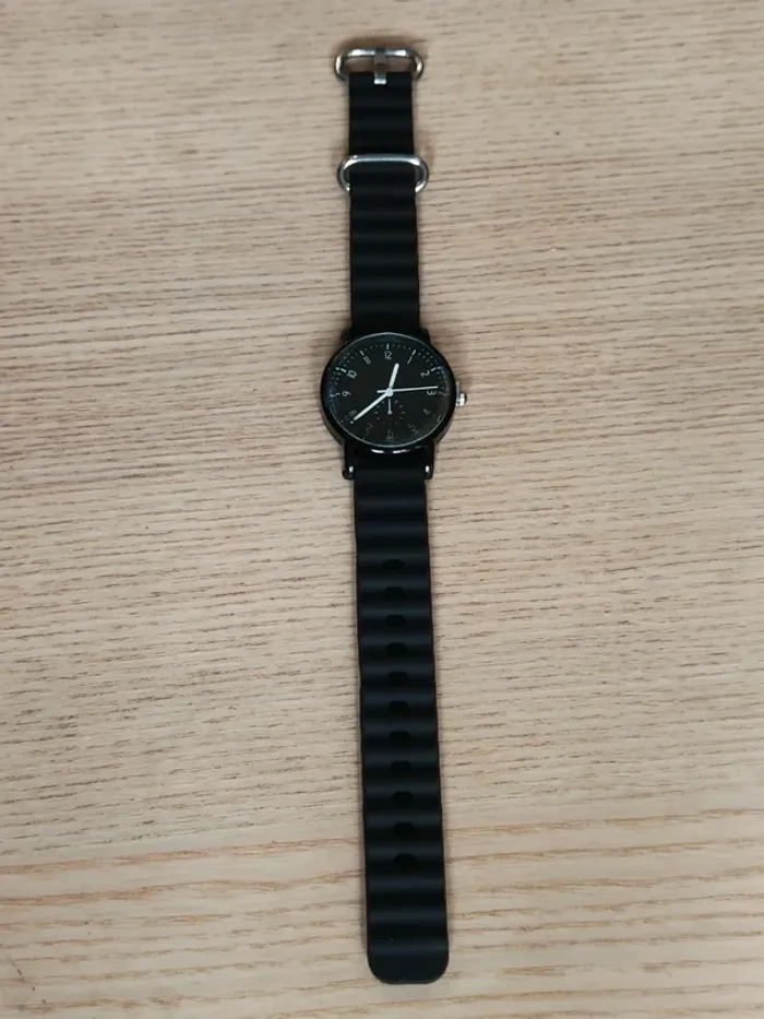 Montre noire, discrète, mixte, moderne - photo numéro 3