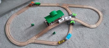 Joli circuit de petit train en bois Brio et Delta pont tunnel