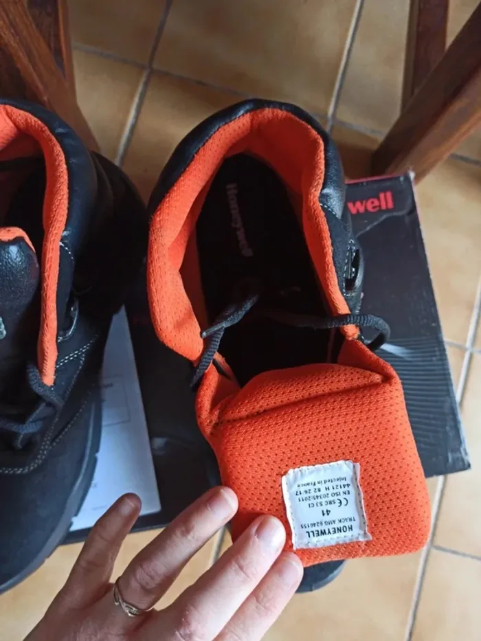 Paire de chaussures de sécurité neuve - photo numéro 7