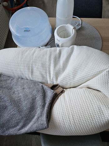 Lot chauffe biberon / stérilisateurs  /coussins bébé allaitement