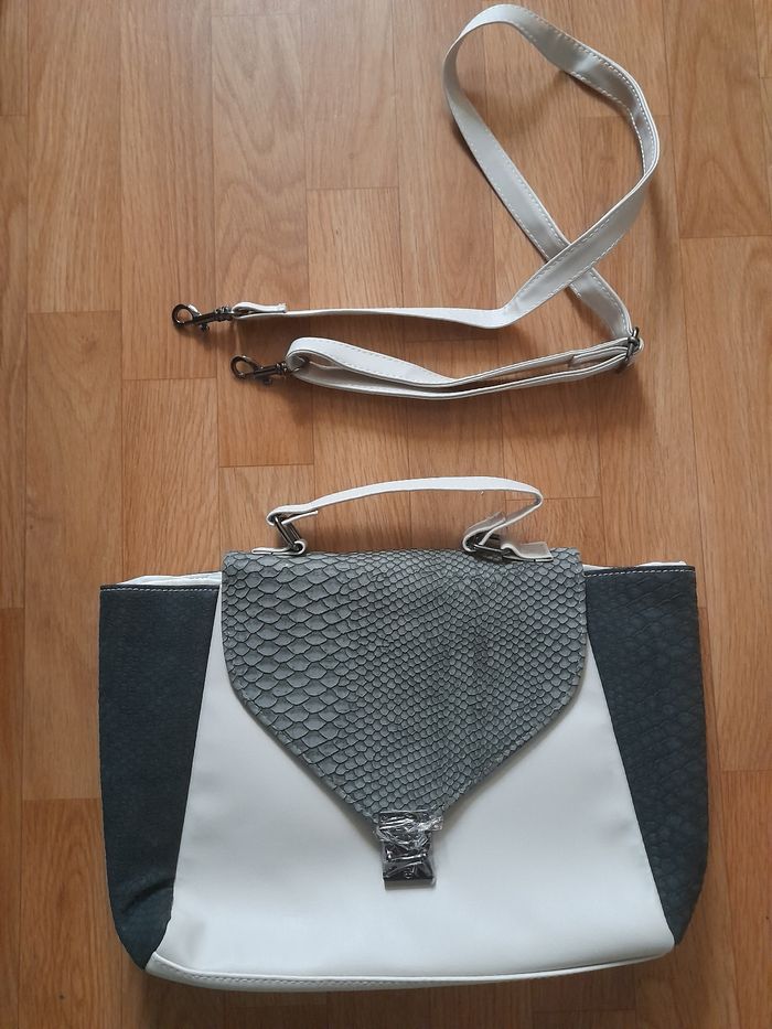 Sac à main avec bandouillère neuf Avon