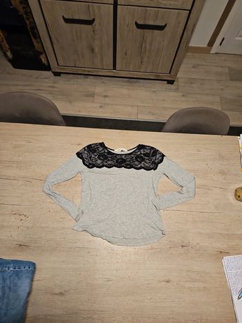 T shirt à manches longues gris clair, avec dentelle noire, H&M, taille 14/16 ans, peu mis